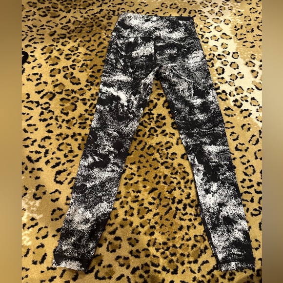 Lululemon Wunder Under HR Tight 25" Black & White Spray Paint - Used Size 6 - Picture 2 of 4